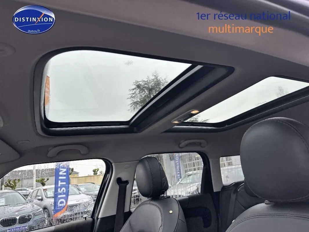 Vue intérieure du toit ouvrant panoramique et des sièges avant en cuir noir du MINI Countryman F60 2018.