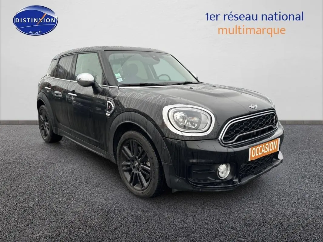 Vue 3/4 avant gauche d'une MINI Countryman noire avec jantes alliage noires et calandre chromée.