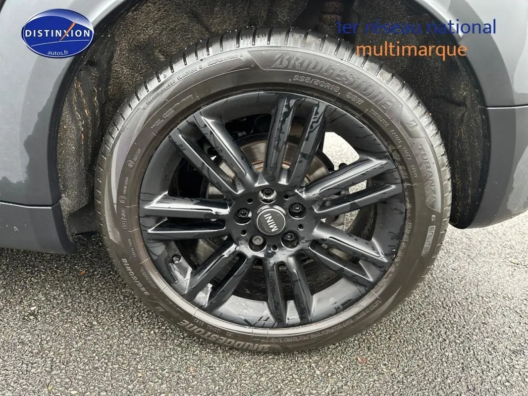 Gros plan sur la jante alliage noire de 18 pouces du MINI Countryman F60 noir, avec pneu Bridgestone visible.