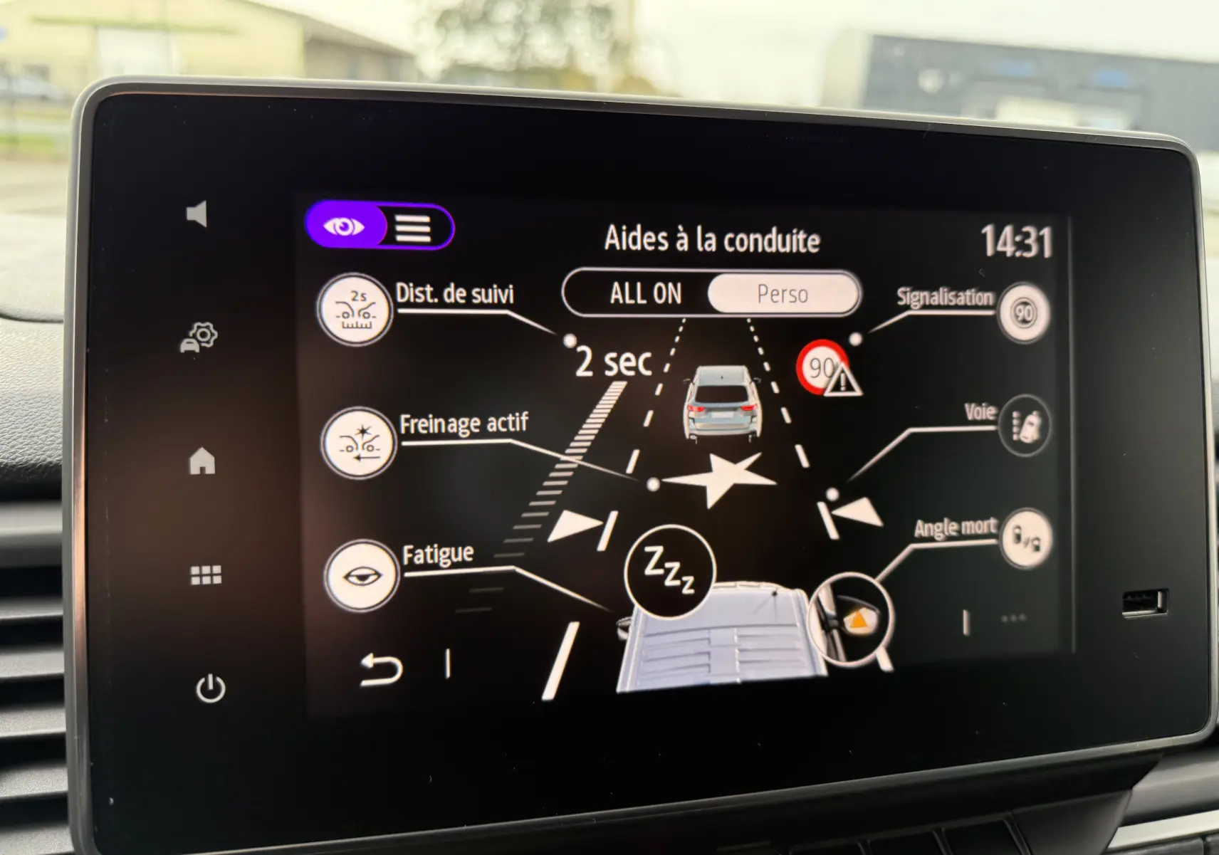 Écran tactile intérieur du Renault Trafic Combi 2025 affichant les aides à la conduite et alertes de sécurité.