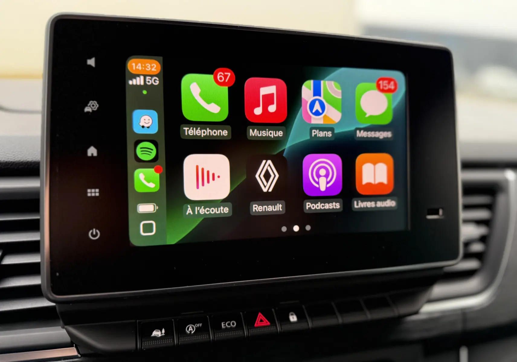 Écran tactile central du Renault Trafic Combi gris urbain 2025 affichant les applications connectées.