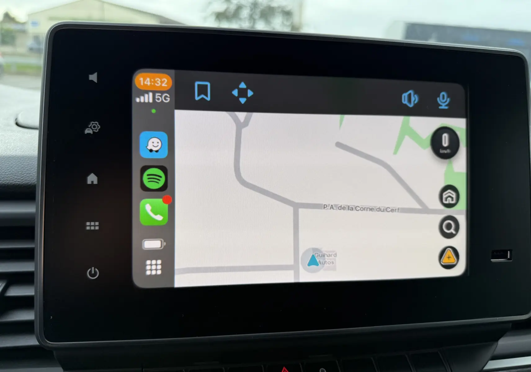 Écran tactile central du Renault Trafic Combi 2025 affichant une carte de navigation avec interface connectée.
