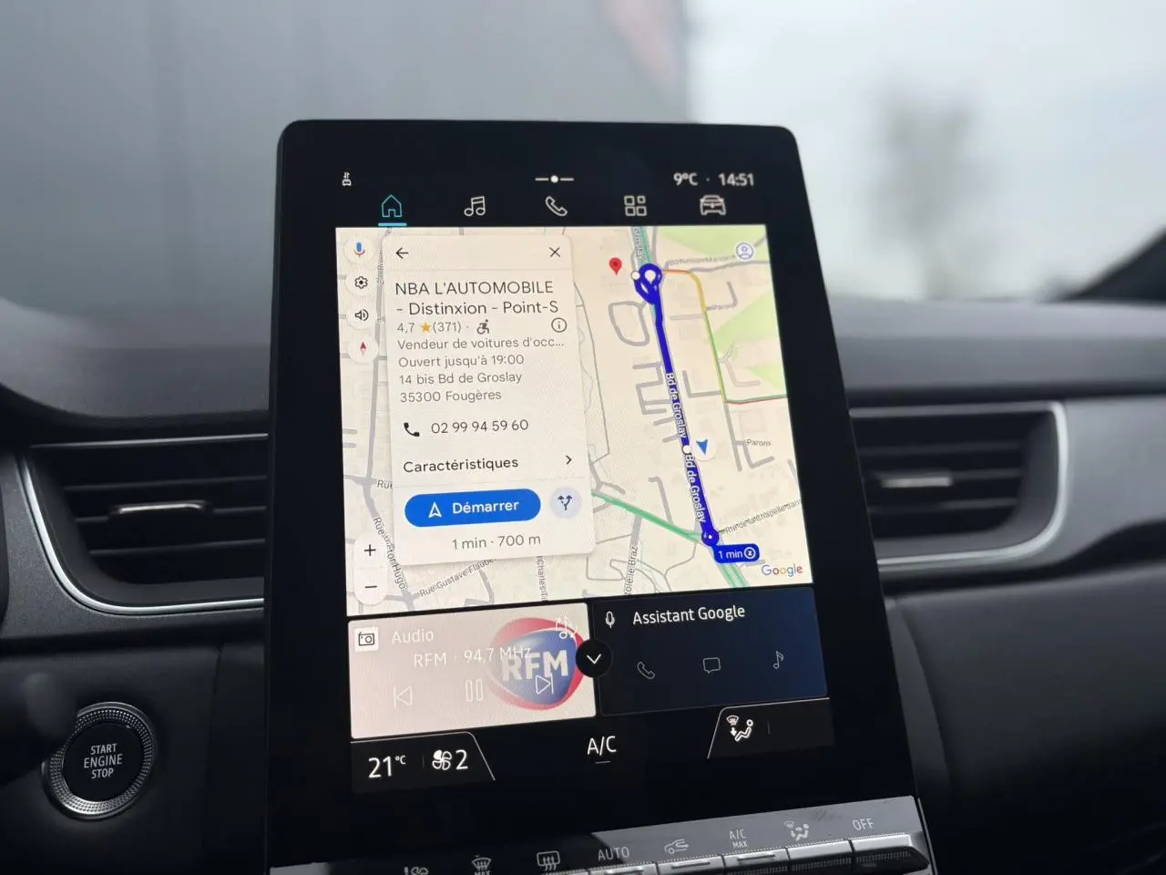 Vue rapprochée de l’écran tactile OpenR Link 10,4 pouces du Renault Captur gris Cassiopée, affichant la navigation GPS.