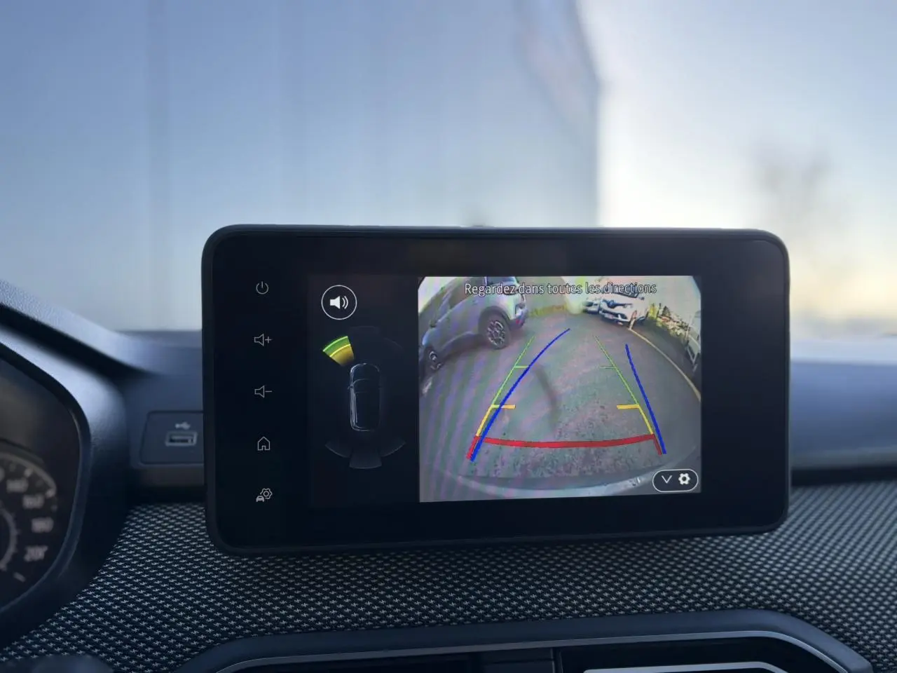 Écran tactile intérieur montrant la caméra de recul avec guidage coloré dans un Dacia Jogger Gris Schiste 2025.