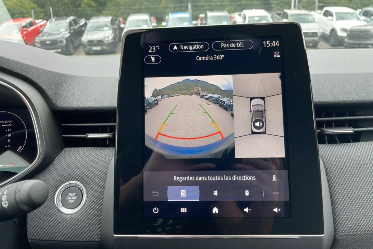 Vue intérieure centrée sur l'écran tactile affichant la caméra 360° de la Renault Clio gris schiste, avec bouton start/stop visible.