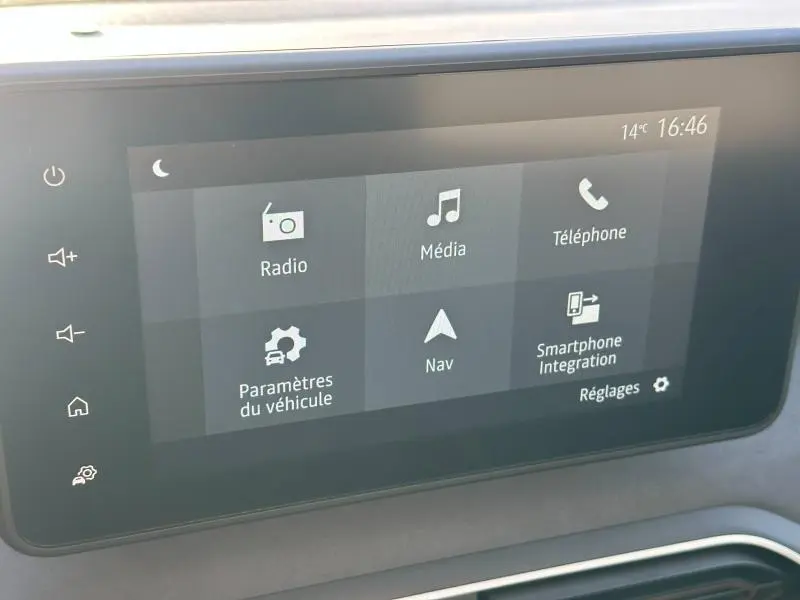 Écran tactile central de la Dacia Sandero Stepway blanc, affichant le menu multimédia et navigation à 16h46.