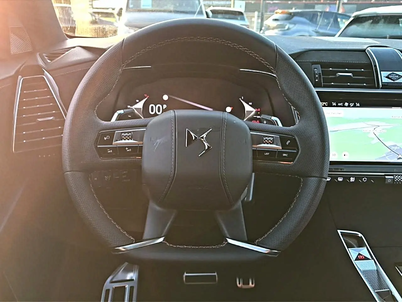 Vue rapprochée du volant cuir noir du DS7 1.5 BlueHDi 130, avec commandes intégrées et tableau de bord numérique.