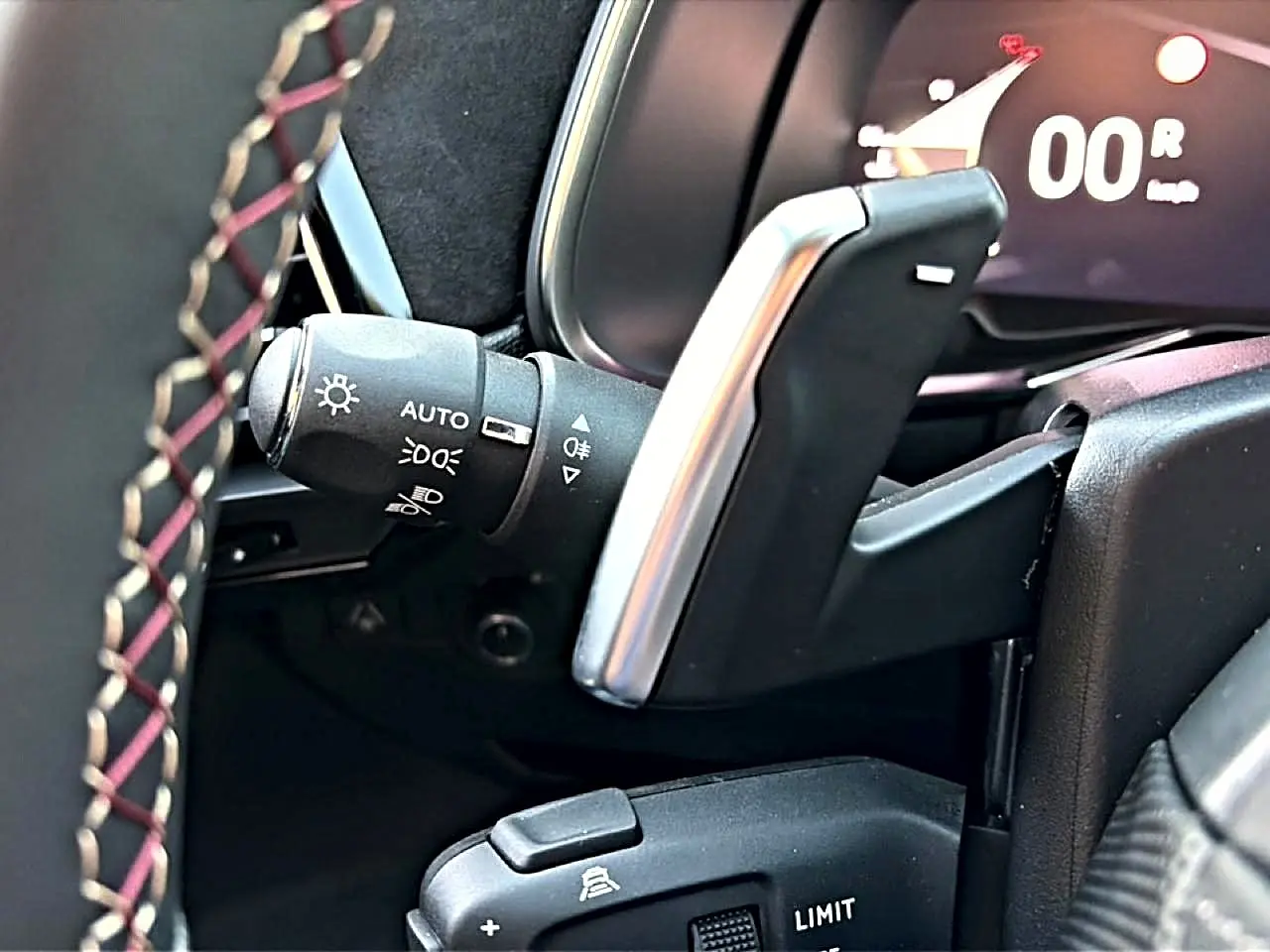 Détail intérieur du levier de vitesses automatique et commandes au volant du DS7 noir, finition Performance Line.