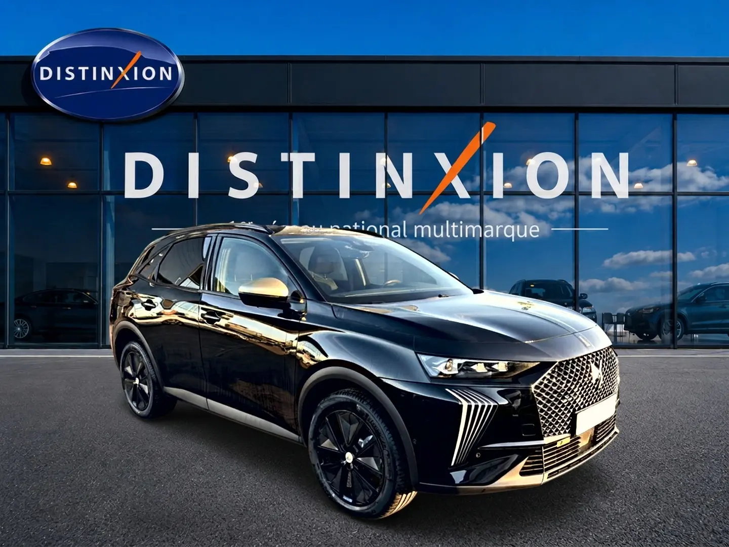 DS7 1.5 BlueHDi 130 noir en 3/4 avant droit, avec calandre distinctive et jantes noires brillantes.