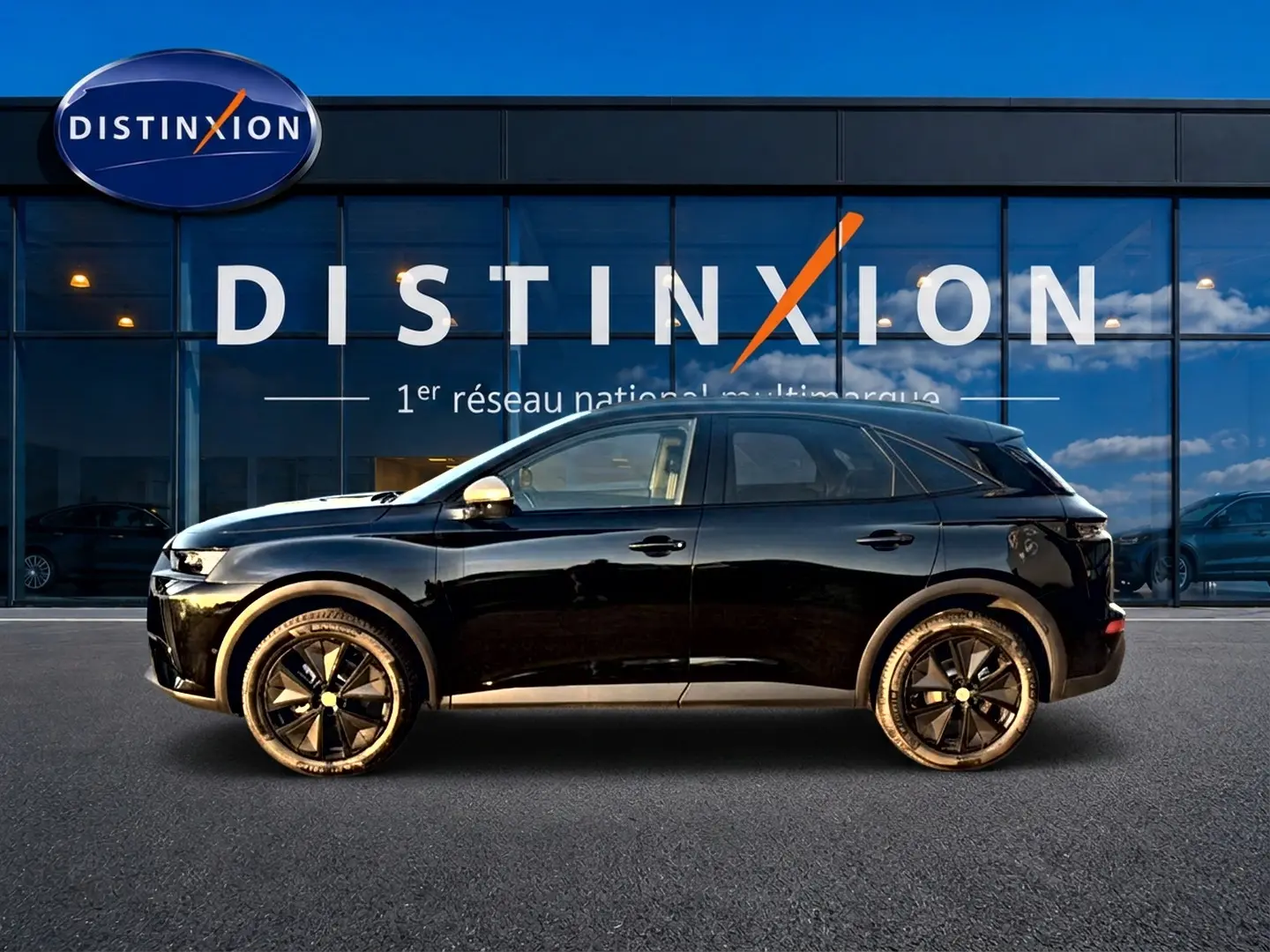 Vue de profil côté gauche du SUV DS7 noir 2026, soulignant ses jantes alliage noires et ses lignes élégantes.