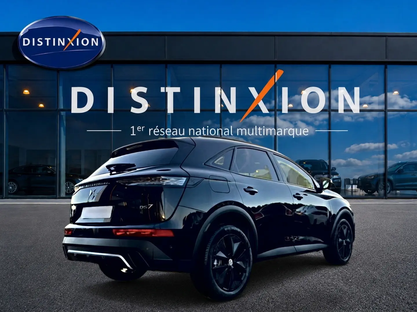 Vue 3/4 arrière droite du DS7 noir brillant avec jantes noires, devant une vitrine Distinxion réfléchissante.