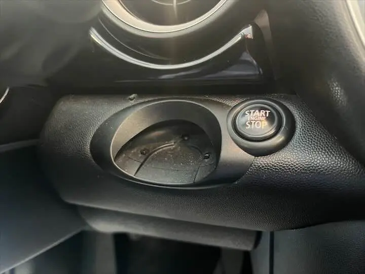 Bouton Start/Stop moteur et emplacement vide pour clé dans l'habitacle noir d'une MINI Cooper Cabriolet 2012.