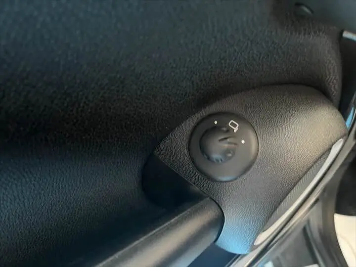 Commande de réglage des rétroviseurs électriques sur la portière d'une MINI Cooper Cabriolet noire de 2012