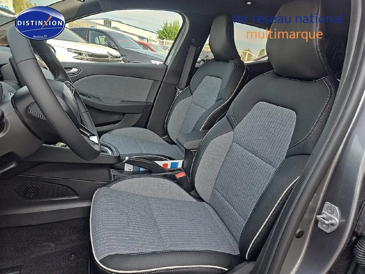 Vue intérieure côté gauche des sièges avant en tissu gris et noir de la Renault Clio V 1.6 e-tech 145 techno gris schiste 2025
