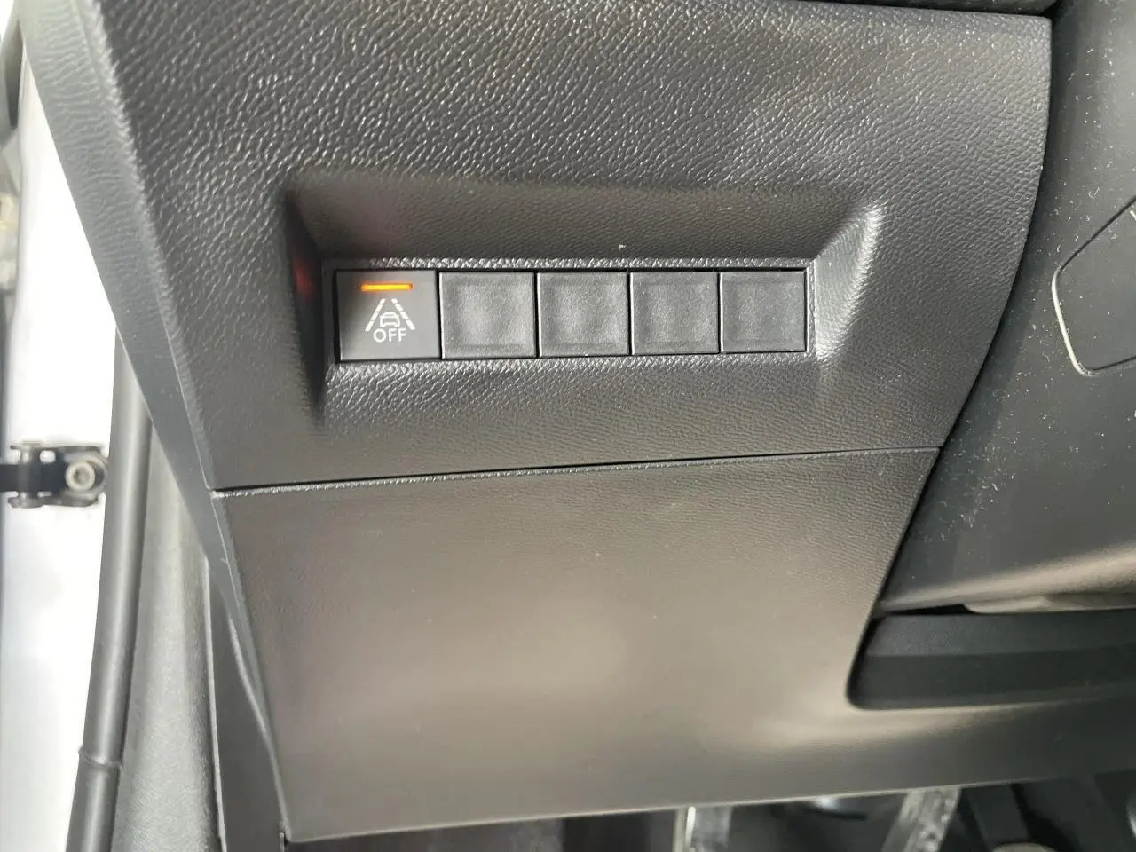 Bouton d'activation du système d'alerte de franchissement de ligne désactivé sur tableau de bord Peugeot 208 gris clair.