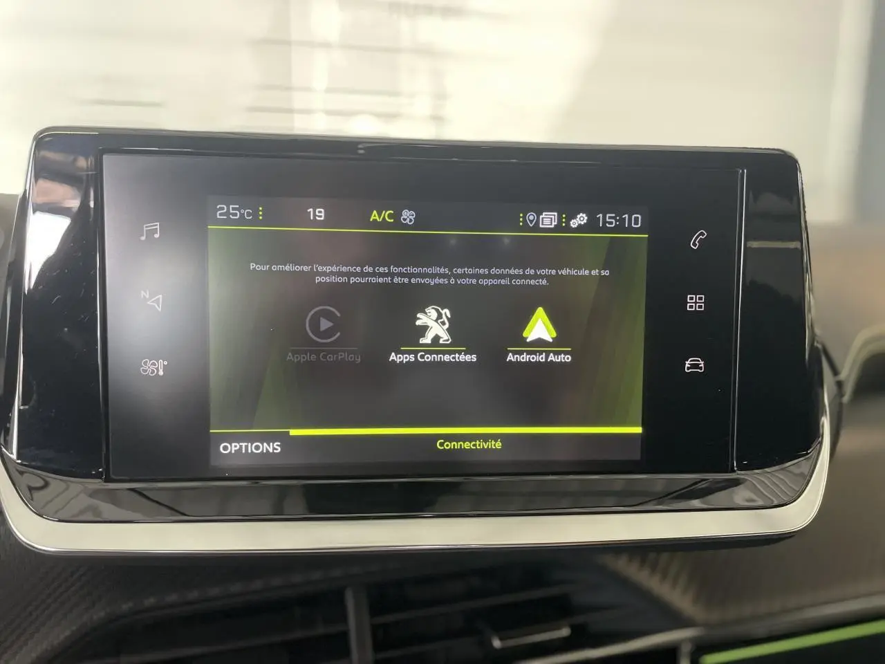 Écran tactile 10 pouces du Peugeot 208 2023 affichant les options Apple CarPlay et Android Auto dans l'habitacle.