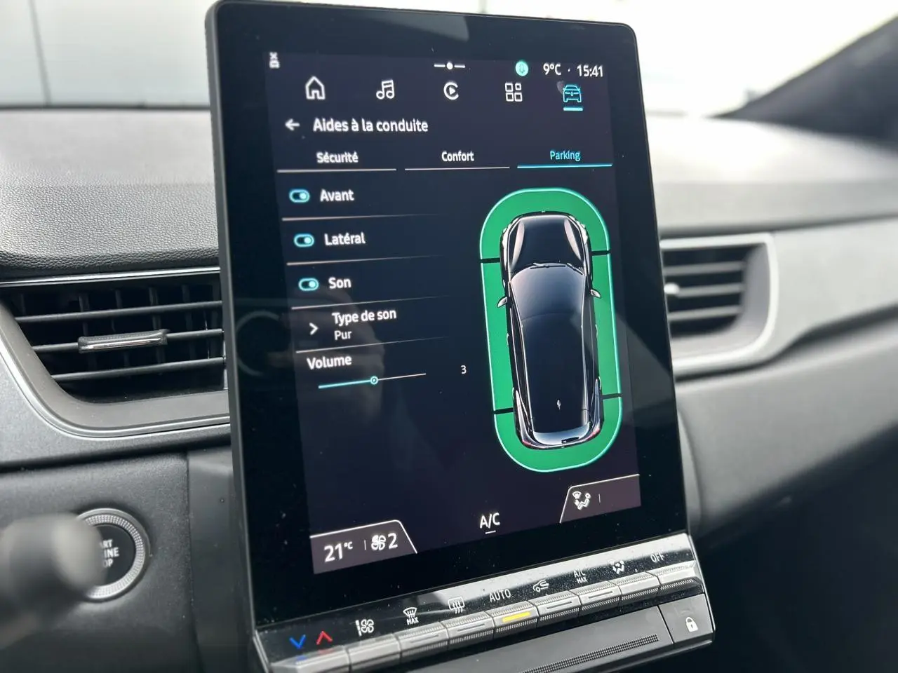 Écran tactile central du Renault Captur 2025 montrant les aides à la conduite, intérieur noir et gris.