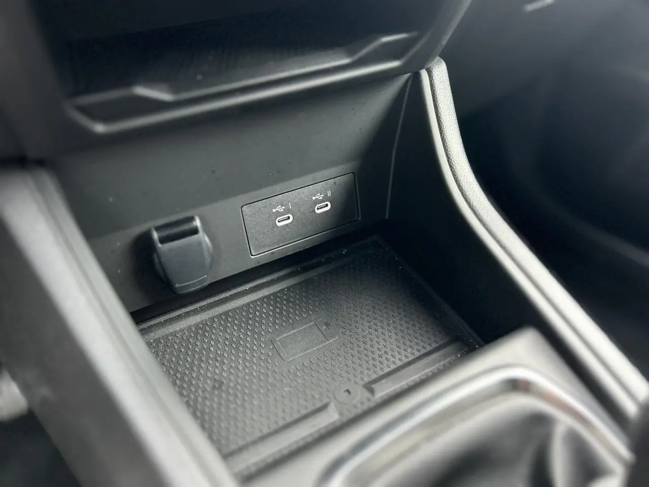 Gros plan sur la console centrale du Renault Captur 2025, montrant les ports USB-C et l'espace de charge sans fil.