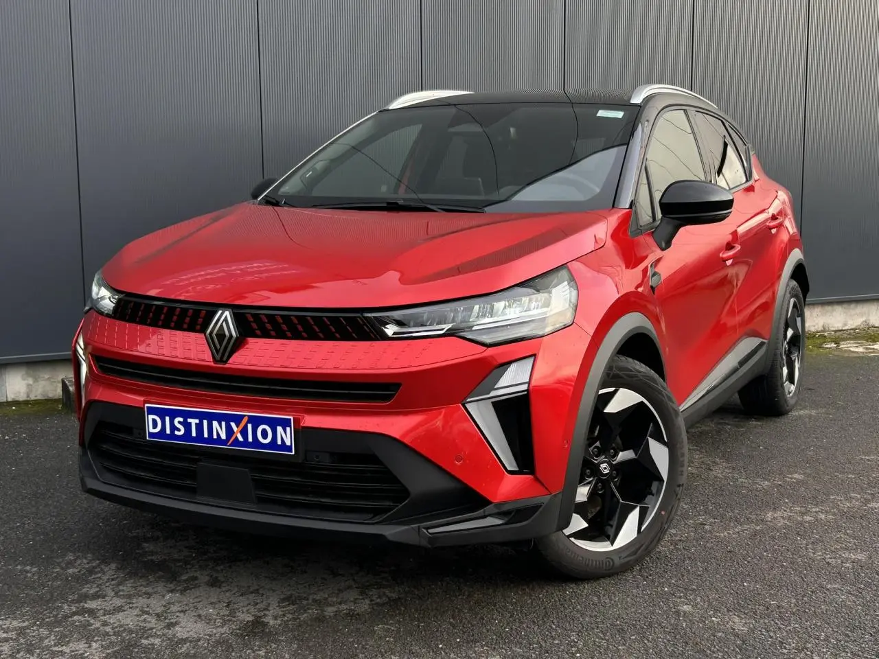 Renault Captur 2025 rouge Flamme et noir, vue 3/4 avant avec jantes alu diamantées noires et toit alu.