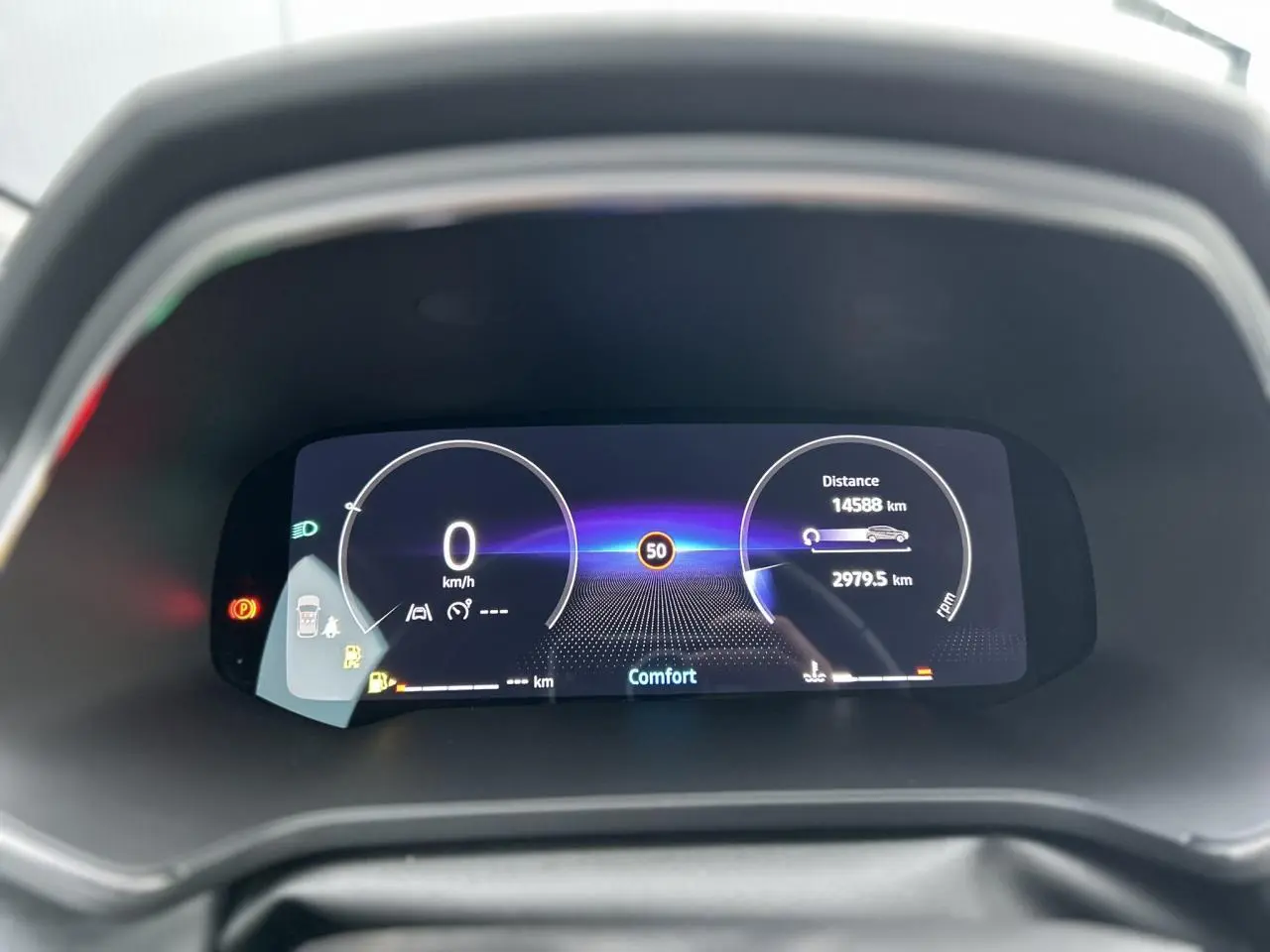 Tableau de bord numérique du Renault Captur 2025 affichant la vitesse, mode confort et compteurs, vue frontale rapprochée.