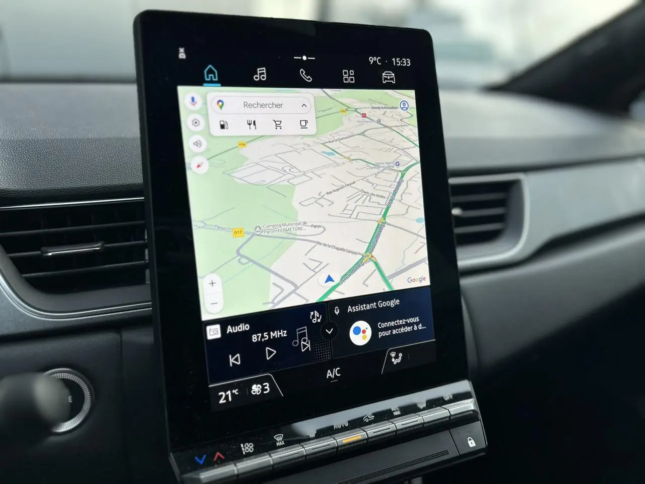 Écran tactile vertical OpenR Link 10,4 pouces du Renault Captur 2025, affichant la navigation GPS et commandes climatisation.