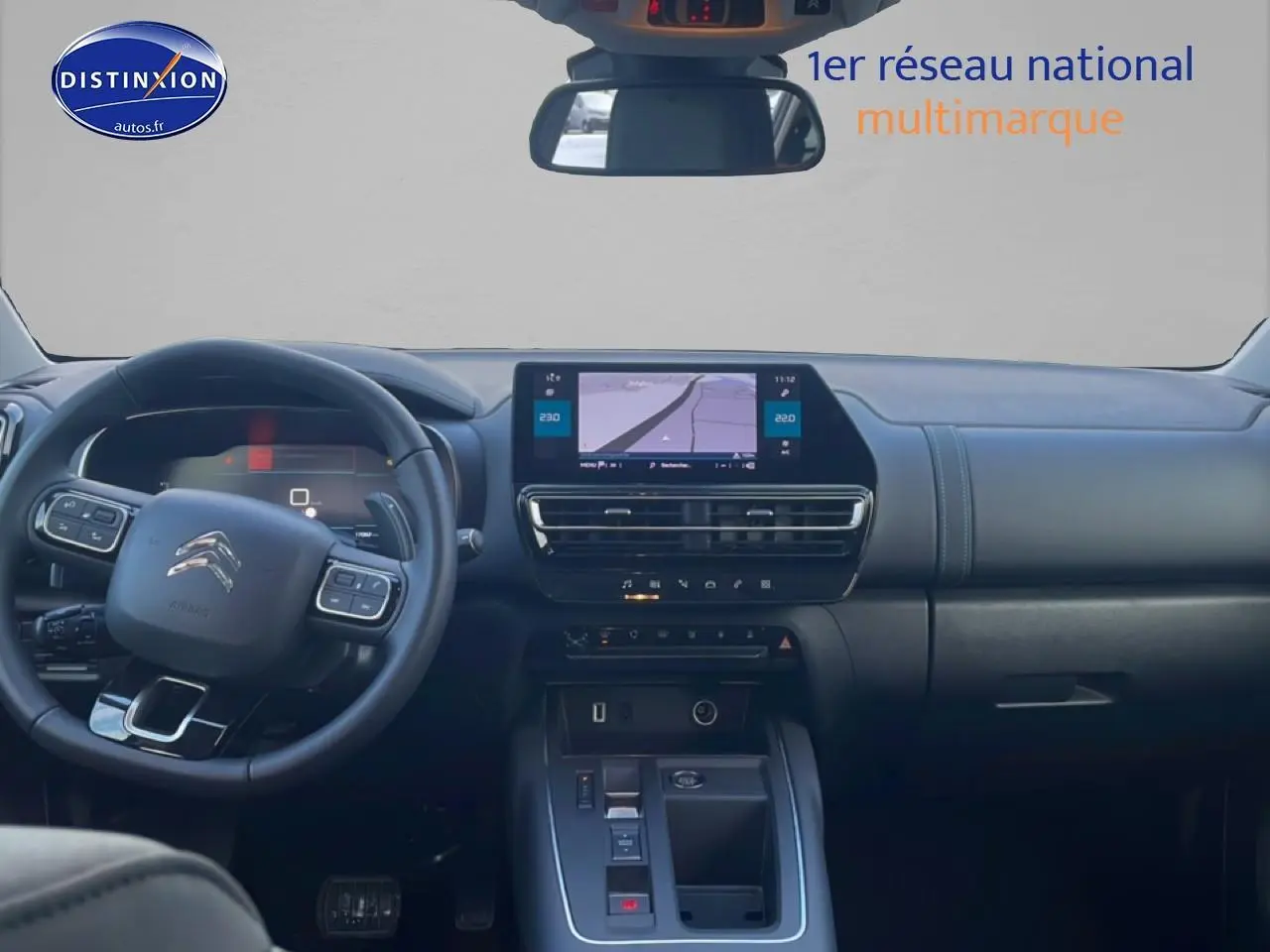 Vue intérieure avant du Citroën C5 Aircross gris platinium, tableau de bord et écran tactile central visibles.