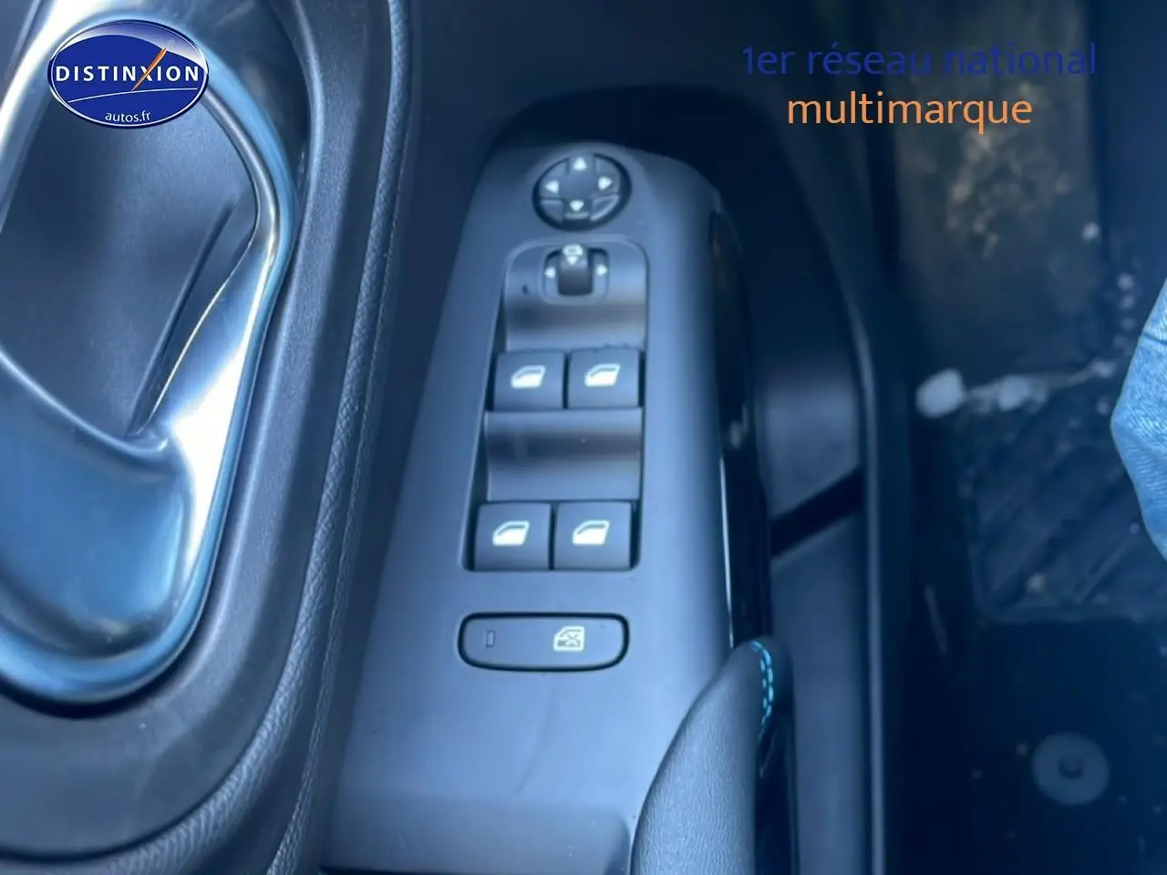 Gros plan sur les commandes des vitres électriques côté conducteur du Citroën C5 Aircross gris platinium 2025.