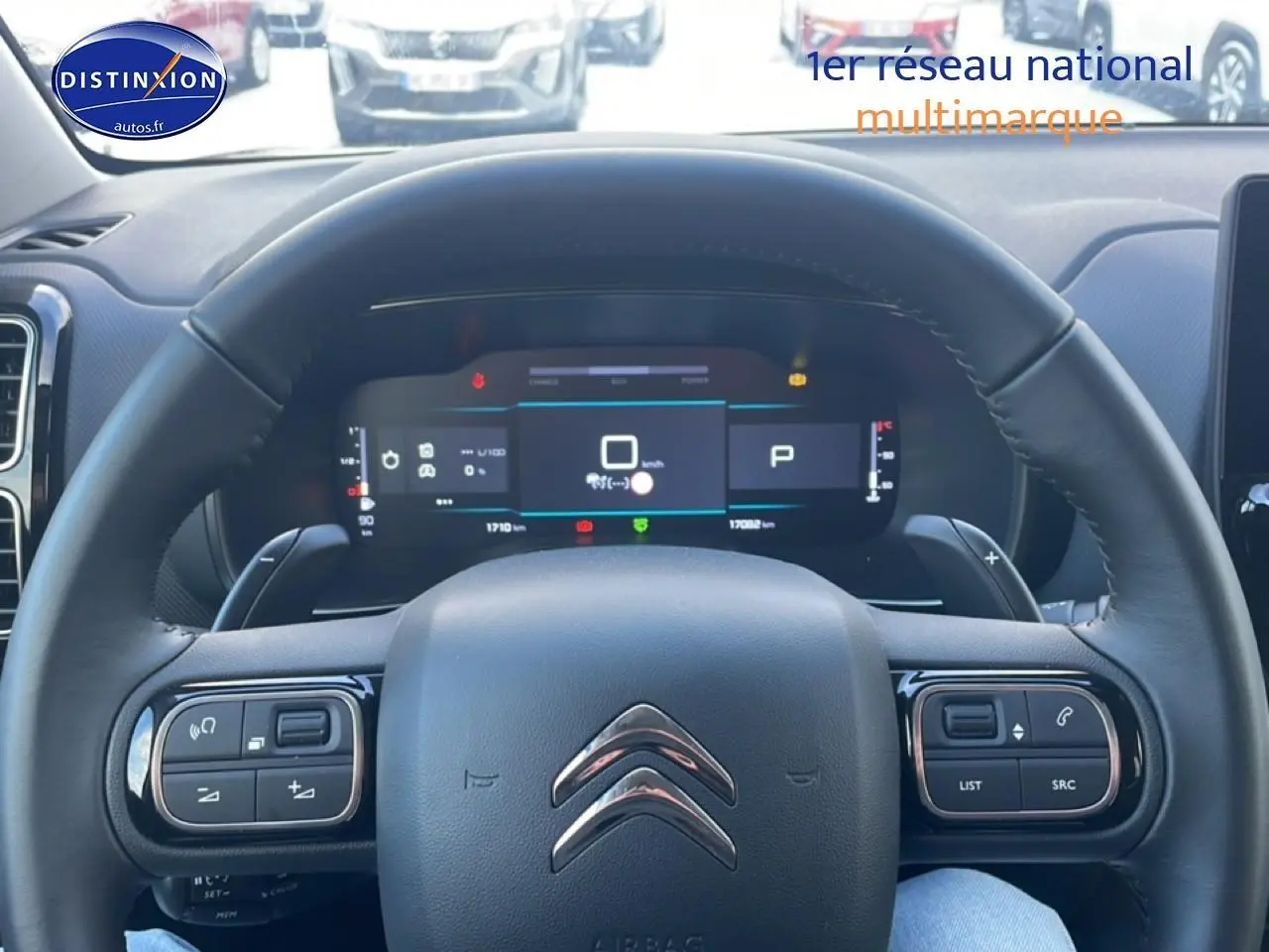 Vue rapprochée du volant cuir multifonction et du tableau de bord numérique du Citroën C5 Aircross gris platinium.