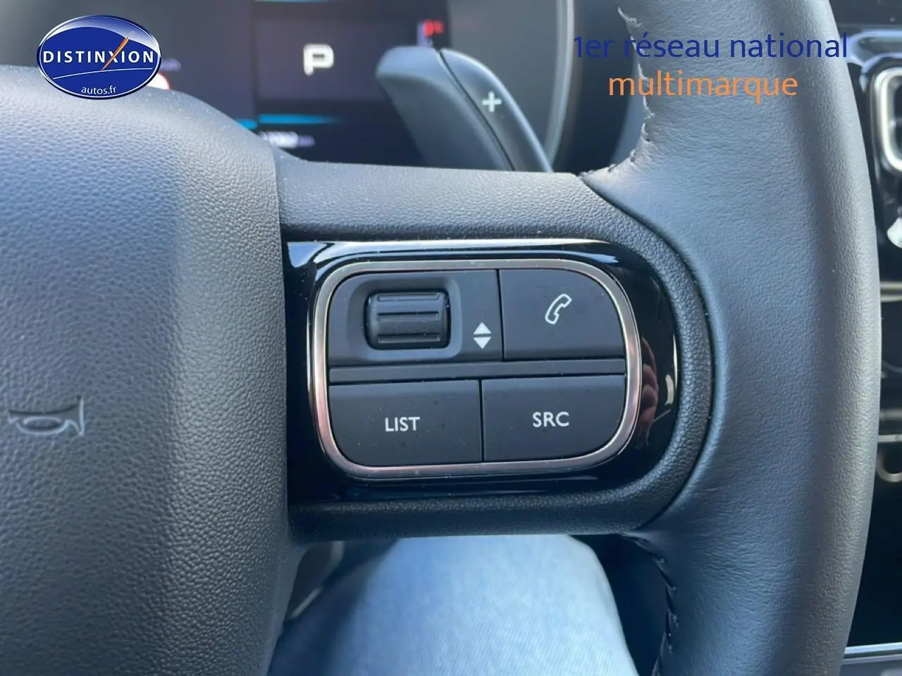 Gros plan sur les commandes au volant cuir du Citroën C5 Aircross hybride 2025, côté droit.