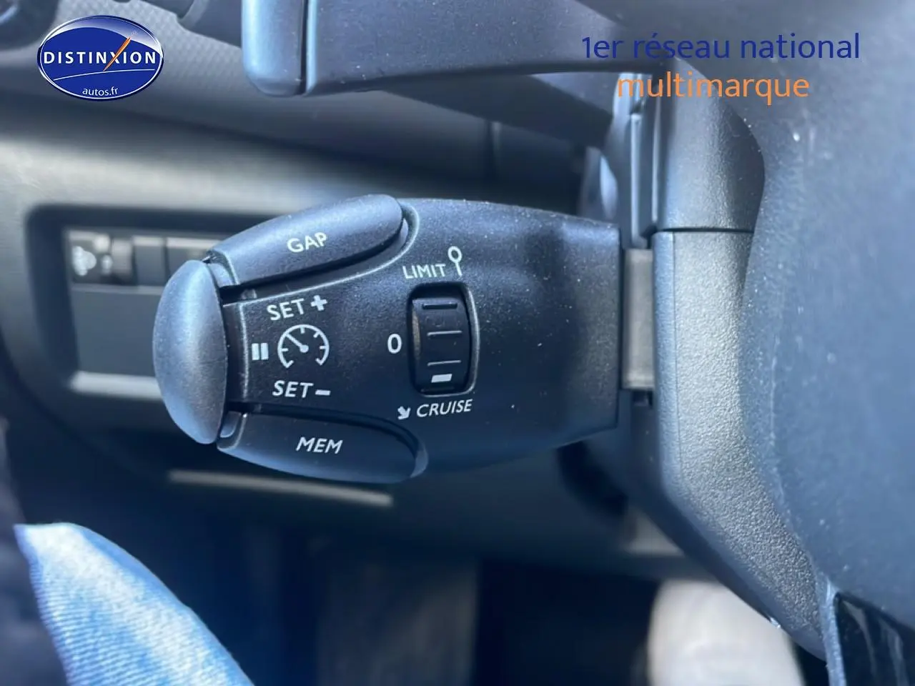 Gros plan sur la commande de régulateur de vitesse au volant du Citroën C5 Aircross gris platinium 2025.