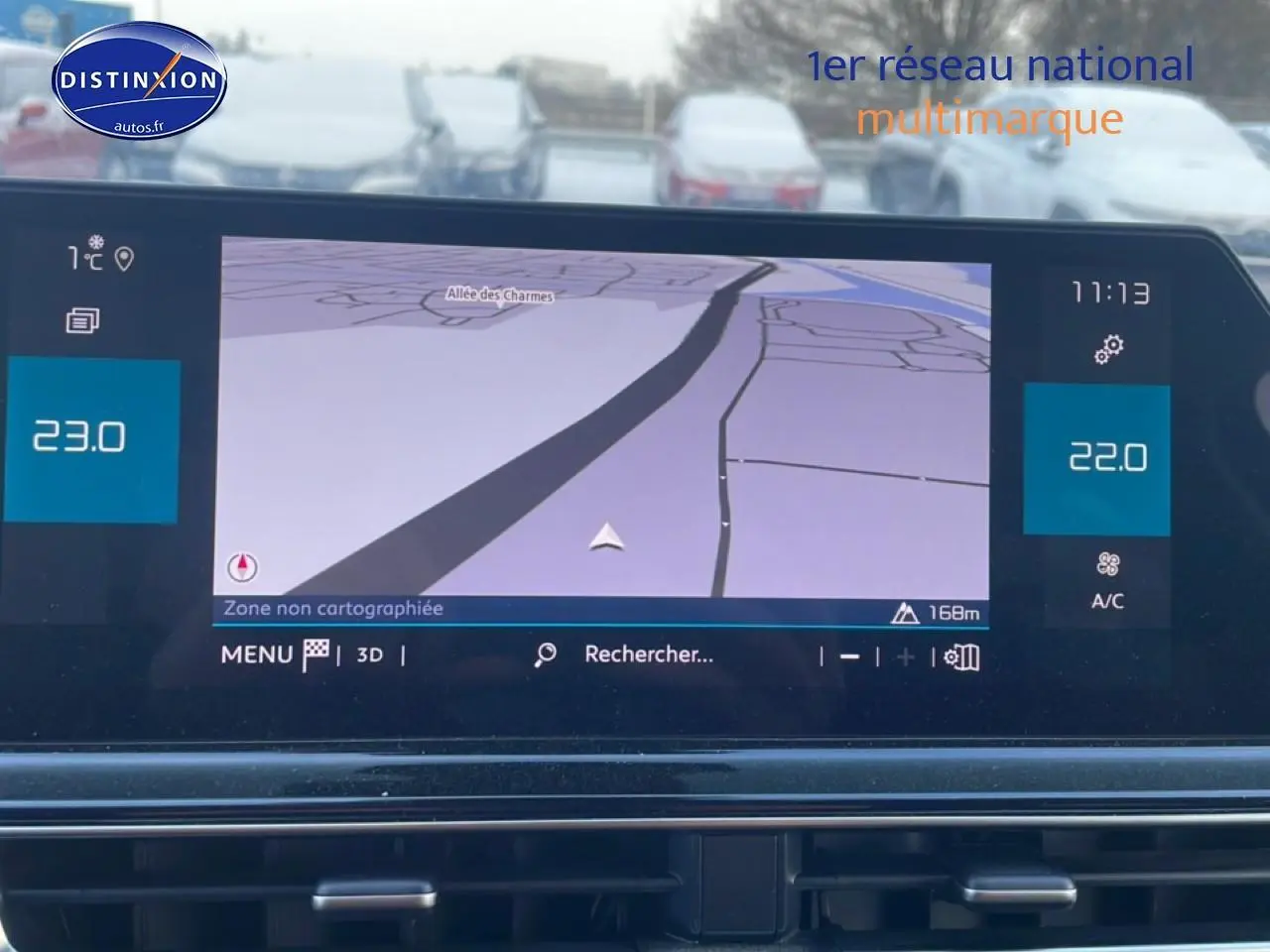 Écran tactile central du tableau de bord du Citroën C5 Aircross gris platinium, affichant la navigation GPS.
