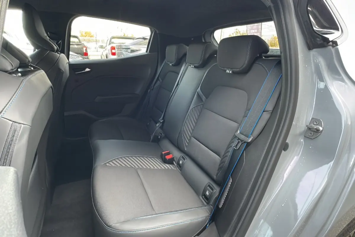 Vue côté droit sur la banquette arrière noire avec surpiqûres bleues de la Renault Clio Gris Rafale 2025 V E-Tech 145 Esprit Alpine Bose.