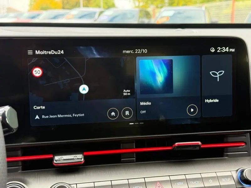 Écran tactile central affichant navigation, média et mode hybride dans un Hyundai Kona 2025 Cyber Gray.