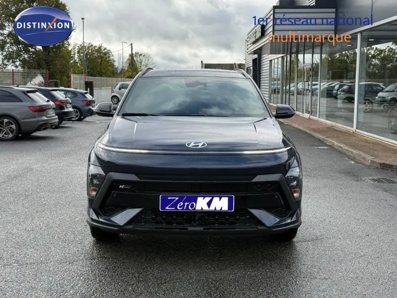 Vue avant d'un Hyundai Kona 2025 Cyber Gray métallisé avec calandre noire et feux LED fins intégrés.