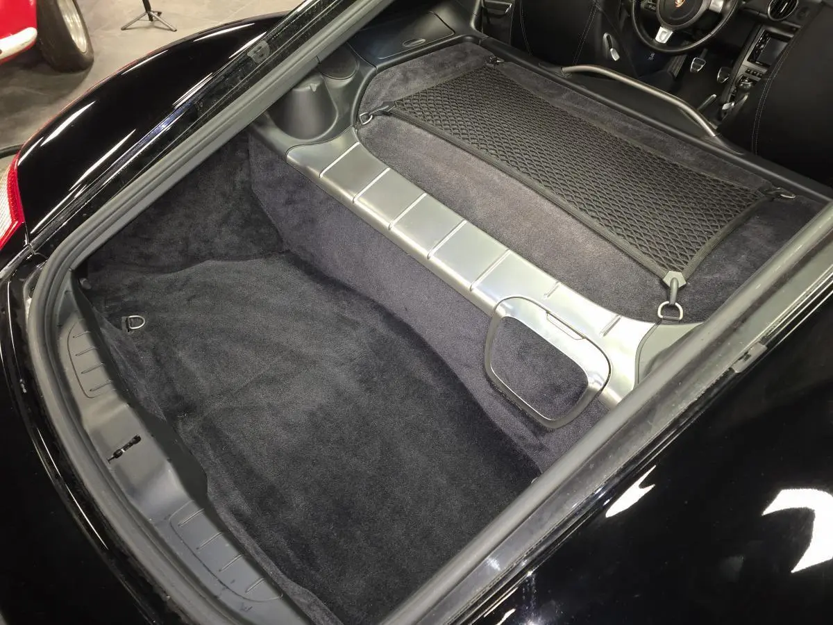 Vue plongeante du coffre avant noir de la Porsche Cayman 2.7i 2008 avec filet de rangement et intérieur soigné.
