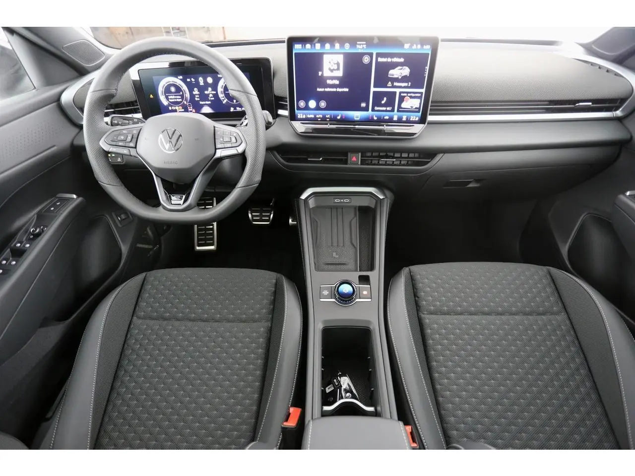 Vue intérieure avant du Volkswagen T-Roc 2026, tableau de bord numérique et sièges sport tissu R-Line noirs.