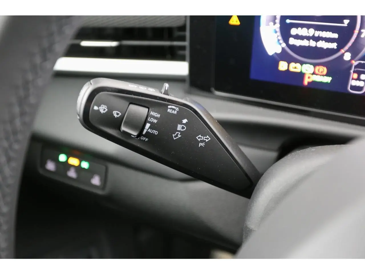 Gros plan sur la commande de clignotants et essuie-glaces du Volkswagen T-Roc 2026, intérieur noir.