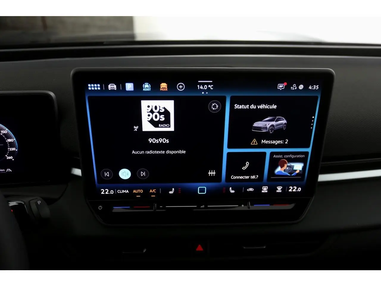 Écran tactile central du tableau de bord du Volkswagen T-Roc 2026 affichant le statut du véhicule et la radio.