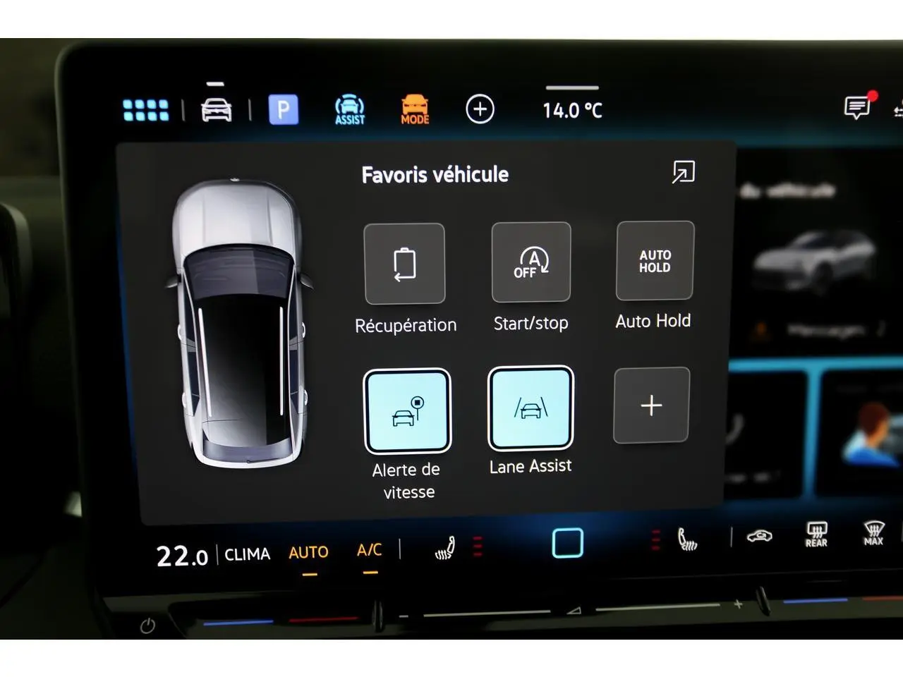 Écran tactile intérieur du Volkswagen T-Roc 2026 affichant les options d'assistance à la conduite.