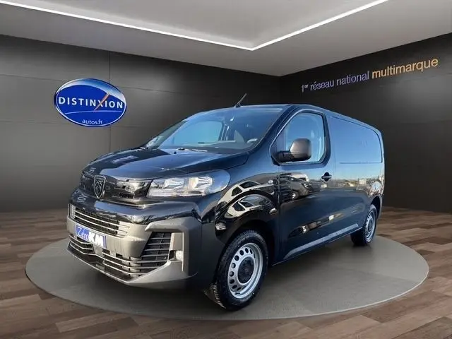 Peugeot Expert Fourgon noir en 3/4 avant droit, avec calandre moderne et jantes acier visibles en showroom.