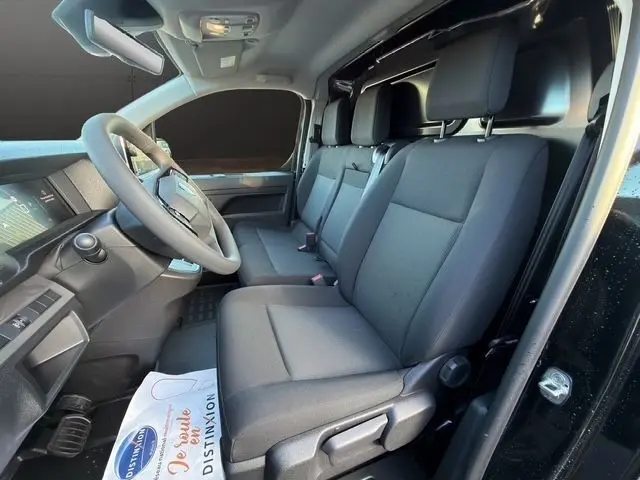 Vue intérieure côté conducteur du Peugeot Expert Fourgon noir 2025, montrant les sièges avant et le tableau de bord moderne.