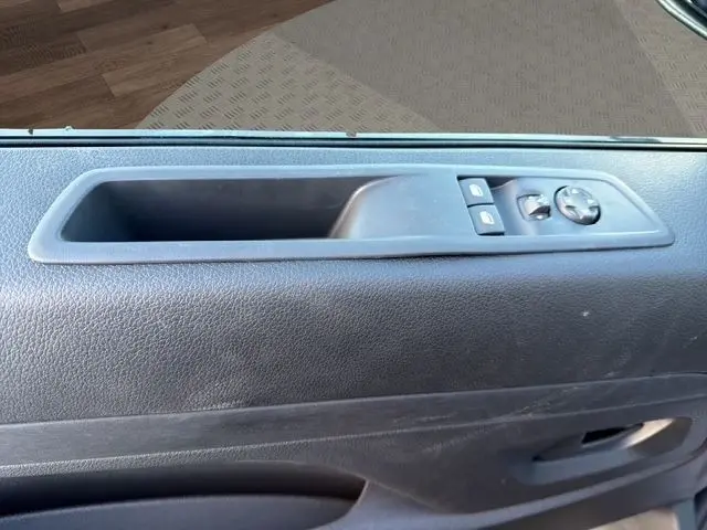 Gros plan sur la porte intérieure côté conducteur noire du Peugeot Expert Fourgon avec commandes électriques des vitres et rétroviseurs.