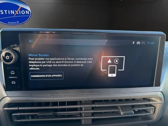 Écran tactile central du Peugeot Expert Fourgon 2025 affichant l'interface Mirror Screen en intérieur.
