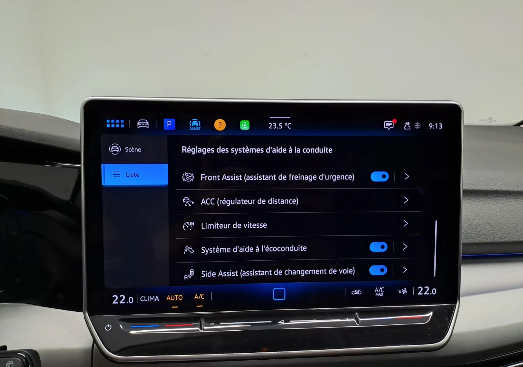 Vue intérieure centrée sur l'écran tactile du tableau de bord de la Volkswagen Golf 1.5 eTSI 116 DSG7, affichant les réglages d'aide à la conduite.