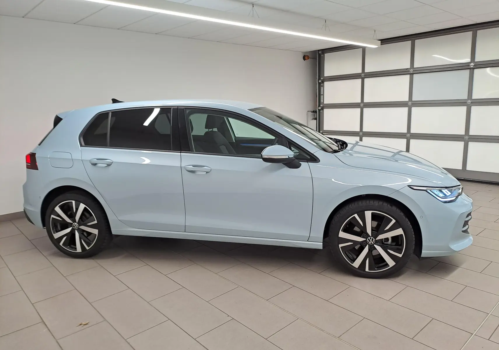 Volkswagen Golf 1.5 eTSI 116 DSG7 Bleu Glacier vue de profil côté droit avec jantes alliage 18 pouces Catania.