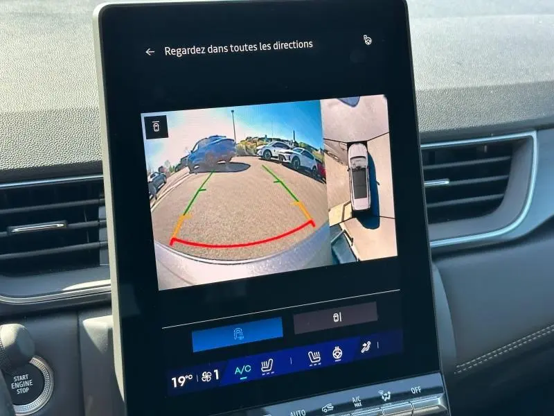 Écran tactile intérieur montrant la caméra de recul et vue panoramique 360° du Renault Symbioz rouge flamme nacré.