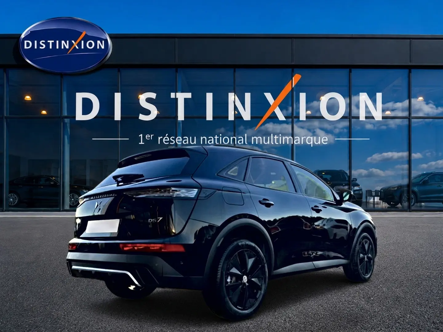 DS7 noir vue 3/4 arrière droit, jantes noires, feux arrière LED, devant vitrine Distinxion.