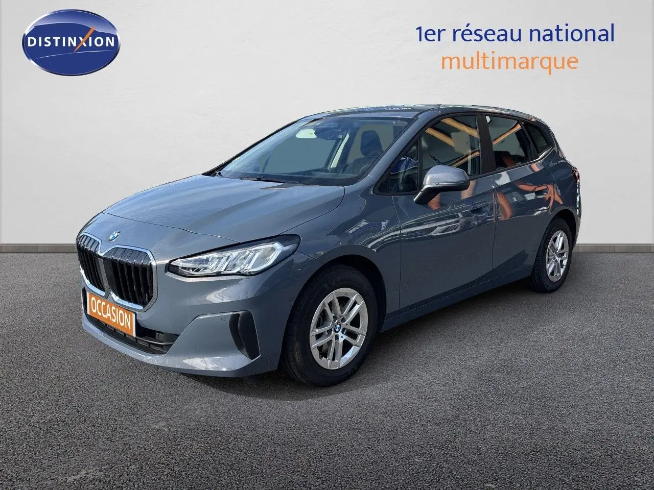 BMW Série 2 Active Tourer 218d gris cuivré métallique en 3/4 avant droit, avec calandre imposante et jantes alliage.