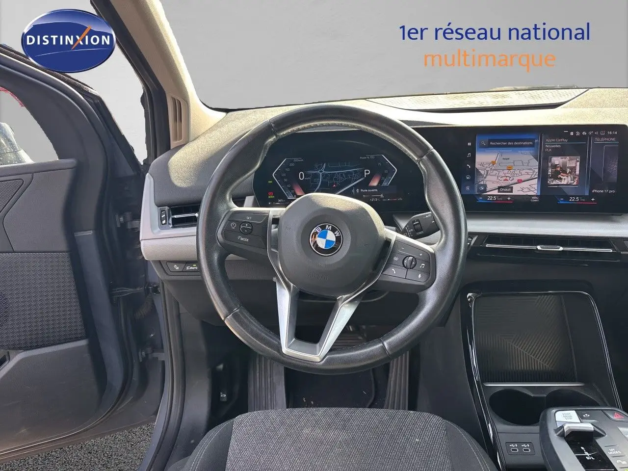 Vue intérieure centrée sur le volant cuir noir et le tableau de bord digital de la BMW Série 2 Active Tourer 218d 2023.