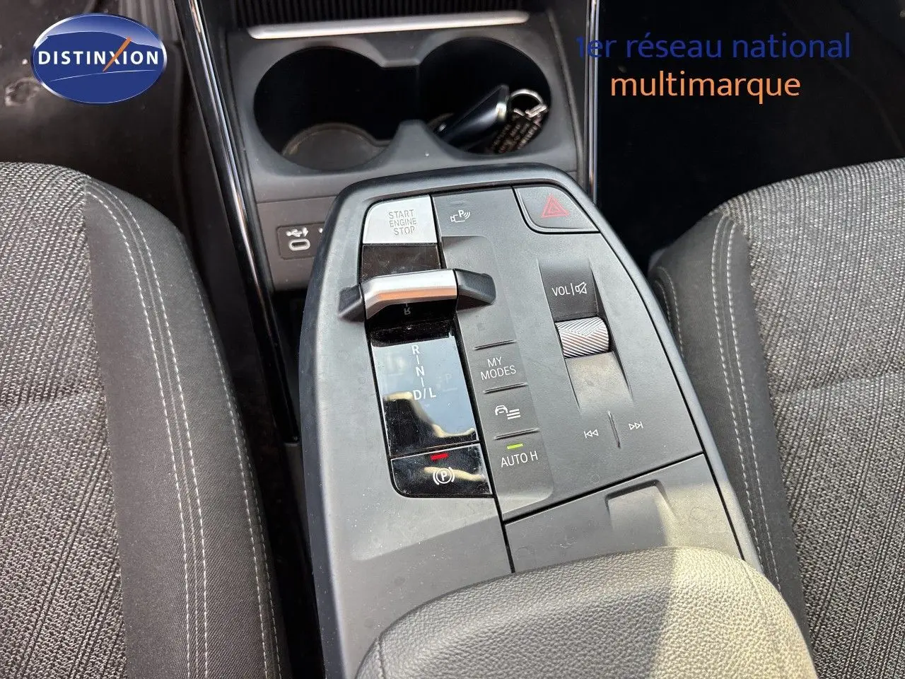 Gros plan sur la console centrale de la BMW Série 2 Active Tourer 218d, avec levier de vitesse et commandes multifonctions.